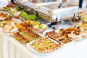 Buffet Geschirr (depositphotos.com)