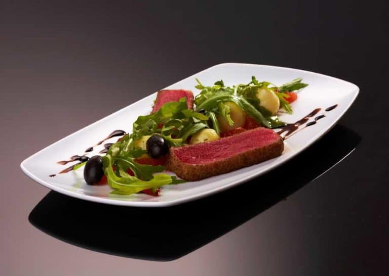 Geschirr Platte mit Fleisch (depositphotos.com)