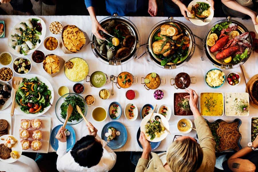 Kulinarische Vielfalt spiegelt sich im Geschirr in den jeweiligen Kulturen wider (de.depositphotos.com)