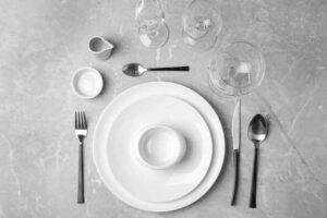 Modernes, minimalistisches Geschirr (de.depositphotos.com)
