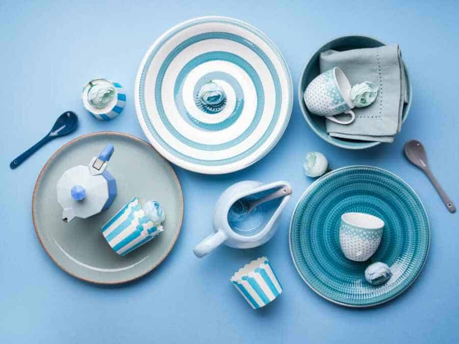 Welches Geschirr ist modern? Hier blaues Keramik Geschirr (de.depositphotos.com)
